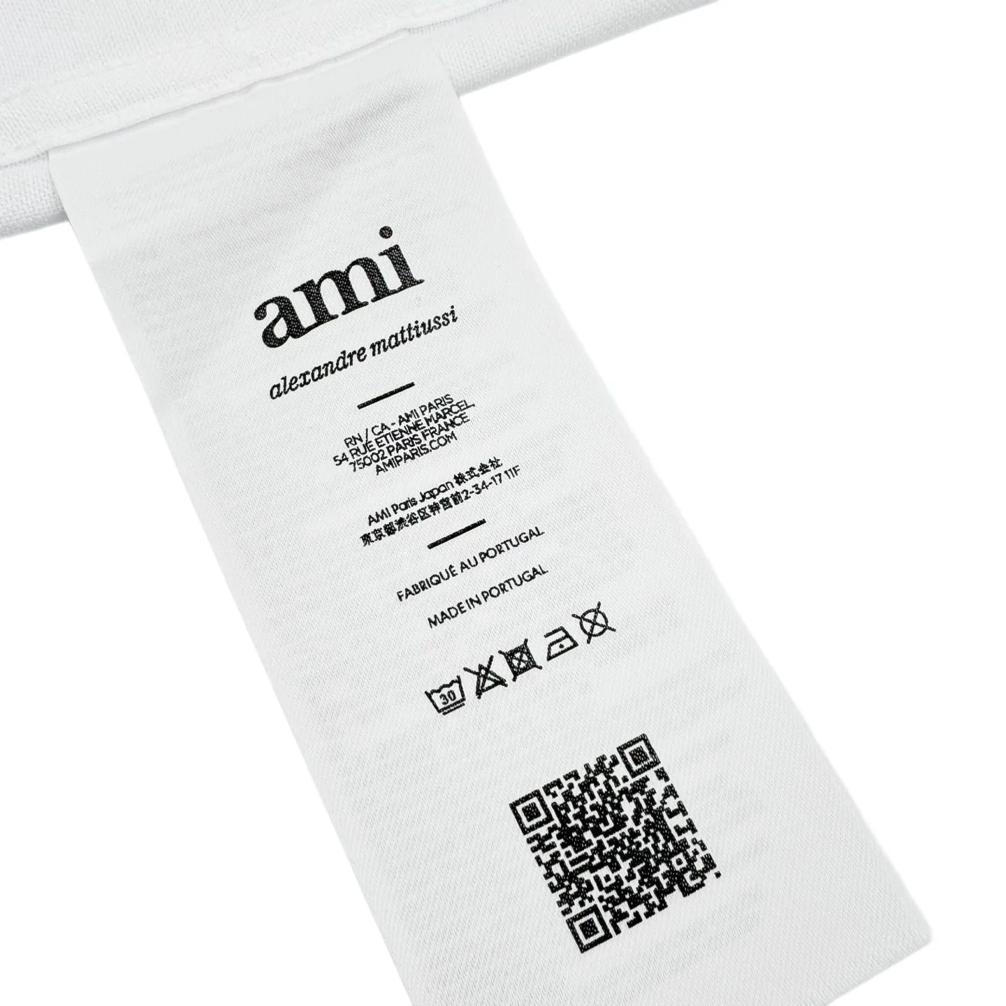 Ami Paris love embroidered short-sleeved shirt (White) was originally purchased for 2,500 and developed. The fabric is made of custom-made luxury Oxford cloth. It has excellent texture and is comfortable and close to the skin. It is pure white and interprets the ultimate elegance. A bright red love heart jumps out on the chest and is embellished like a work of art. It is casual yet exquisite. It is the ultimate simplification of color and conveys the love and persistence of life. The minimalist shape contains the soul of fashion and adopts imported machine embroidery technology. Using advanced computer control systems and precision mechanical components, Ami's love embroidery work is realized with high precision. The lines are smooth and delicate, and the fabrics have been washed. It has a better hand feel and texture, is not easy to deform, is not easy to shrink, is not easy to fade, and maintains long-term beauty. Size:S-M-L-XL